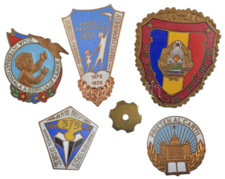 Románia ~1960. 'Könyvek barátja' zománcozott fém jelvény + ~1960. 'Katonai vezető' zománcozott bronz jelvény csavaros hátlappal + 1968. '375 éves Székelyudvarhely' zománcozott fém jelvény + 1970. '300 éves a Székelyudvarhelyi