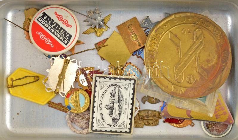 50db-os vegyes, főleg román jelvényekből, lemezplakettekből és felvarrókból álló tétel fém dobozban, közte 1916. 'Vas Érdemkereszt a Vitézségi Érem szalagján' hadifém kitüntetés mellszalag és fül nélkül, gyenge állapotban