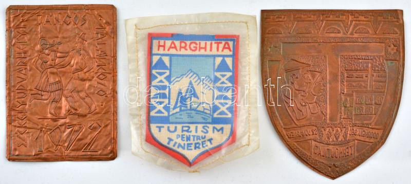 50db-os vegyes, főleg román jelvényekből, lemezplakettekből és felvarrókból álló tétel fém dobozban, közte 1916. 'Vas Érdemkereszt a Vitézségi Érem szalagján' hadifém kitüntetés mellszalag és fül nélkül, gyenge állapotban - Image 2