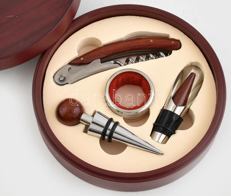 Exkluzív boros készlet fa dobozban, BKIK jelzéssel.