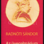 Radnóti Sándor: Az üvegalmárium. A magyar korona helye. Bp., 2011, Noran Libro. Kiadói papírkötés, jó állapotban.