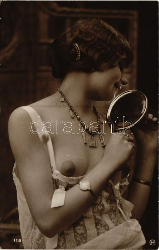 Erotikus hölgy fedetlen keblekkel / Erotic vintage lady uncovered breasts (non PC)