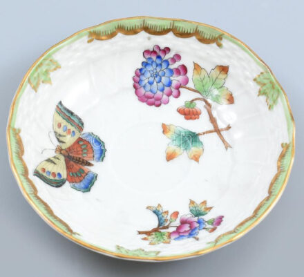 Herendi 1946 porcelán Viktória mintás mokkás csésze alj, kézzel festett, jelzett, mázrepedéssel, kopott!!, m: 10,5 cm