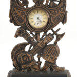 Bronz zsebóra tartó állvány antik hatású díszítéssel. Egy régi zsebórával (nem működik) 19x14 cm