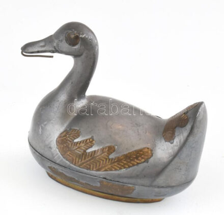 Ön kacsa figura, doboz réz rátéttel, sérült. 12 cm