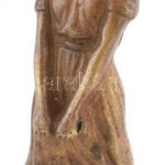 Cipelő kislány. Bronz figura, kezén lyukkal, talpán rögzító csavar nyomával. 14 cm