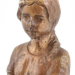 Cipelő kislány. Bronz figura, kezén lyukkal, talpán rögzító csavar nyomával. 14 cm - Image 3