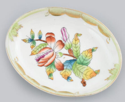 Herendi Viktória mintás porcelán tálka. Kézzel festett, jelzett, kopással. 10x8 cm