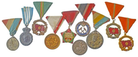 Vegyes 10db-os kitüntetés, sportjelvény tétel, benne több darab a 'Haza Szolgálatáért Érdemérem', valamint a 1957. 'Bányászati Szolgálati Érdemérem' ezüst fokozata mellszalagon, egy darab 1941. 'Délvidéki Emlékérem' Zn