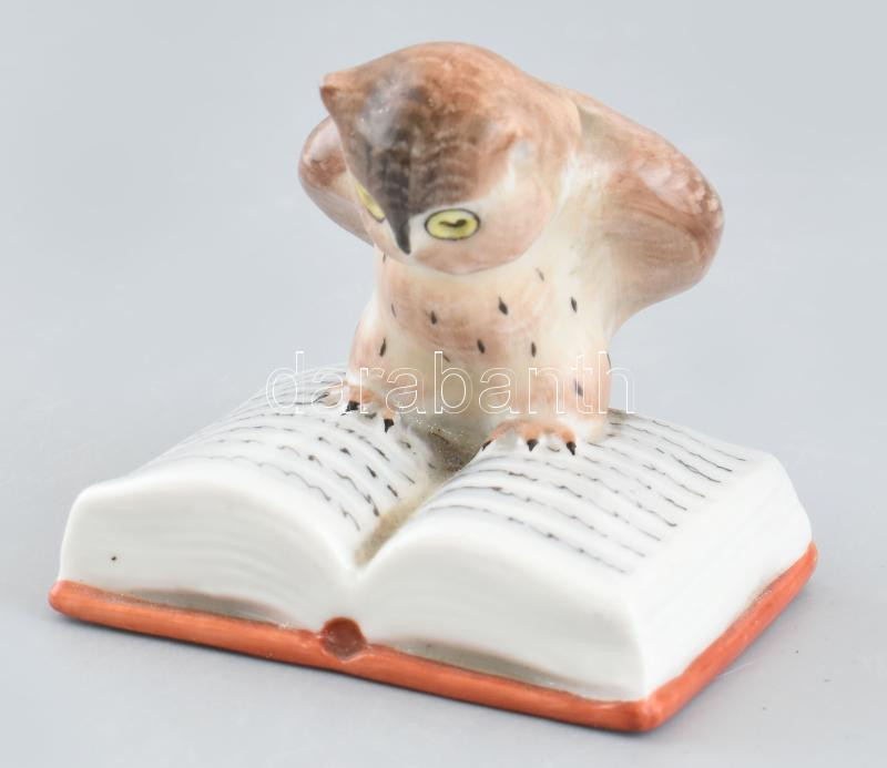 Kőbányai porcelán olvasó bagoly. Kézzel festett, jelzett, kopással 7,5 cm