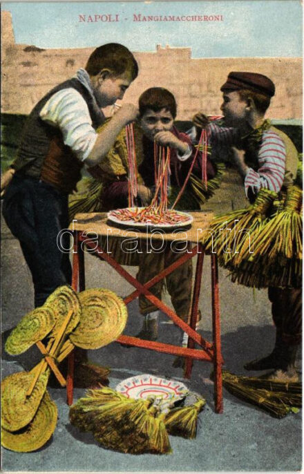 Napoli, Naples; Mangiamaccheroni / utcai gyerekek makaróni tésztát esznek / children eating pasta (EK)
