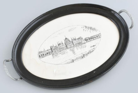 Vászonképes tálca, ázásnyomokkal, a Parlament látképével, kopott, 24x38 cm