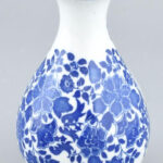 Kínai váza, porcelán, mázalatti kobaltkék virágdíszítménnyel, jelzett, hibátlan, m: 17,5 cm