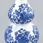 Kínai váza, porcelán, mázalatti kobaltkék virágdíszítménnyel, jelzett, hibátlan, m: 18 cm
