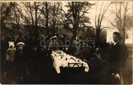 Délvidéki katonatisztek családi ebéd közben, ohiti