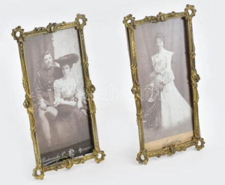 2 db historizáló, üvegezett réz képkeret, 1900 körüli keményhátú fotókkal, látható méret: 20x9x5 cm