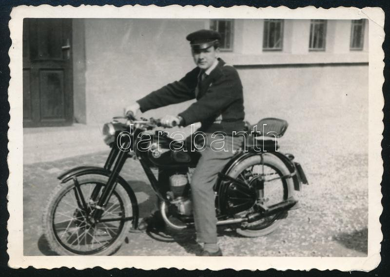 1959 Danuvia motoron ülő 6x9 cm