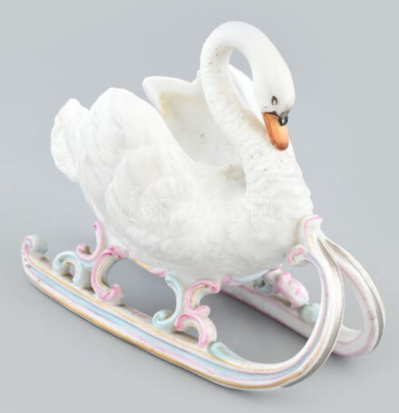 Olasz stílusú hattyú szán formájú porcelán figura, kézzel festett bisquit, jelzett, farktollain feltehetően puttó ülhetett. Sérült, jelzett, formaszám: 1830. Kis kopásokkal, repedéssel. m: 11 cm