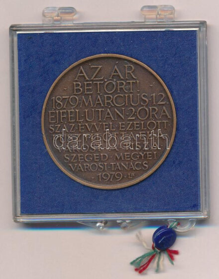 Lapis András (1942-) 1979. 'Az ár betört! 1879 Március 12. éjfél után 2 óra - Száz évvel ezelőtt pusztította el a várost a Tisza - Szeged Megyei Városi Tanács' kétoldalas bronz emlékérem eredeti plombált ÁPV tokban (42,5mm)