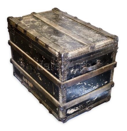 Régi, nagyméretű utazóláda, hajós láda, XX. sz. eleje. Fa, fém veretekkel, zárral, kulcs nélkül. Korának megfelelő, kopottas állapotban, 87x54x63 cm. CSAK SZEMÉLYES ÁTVÉTEL! / PERSONAL COLLECTION ONLY!