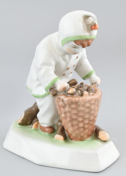 Zsolnay porcelán 'tűzifa gyűjtő fiú', kézzel festett, jelzett,(tervező:Sinkó András), kopásnyomokkal, m: 15,5 cm