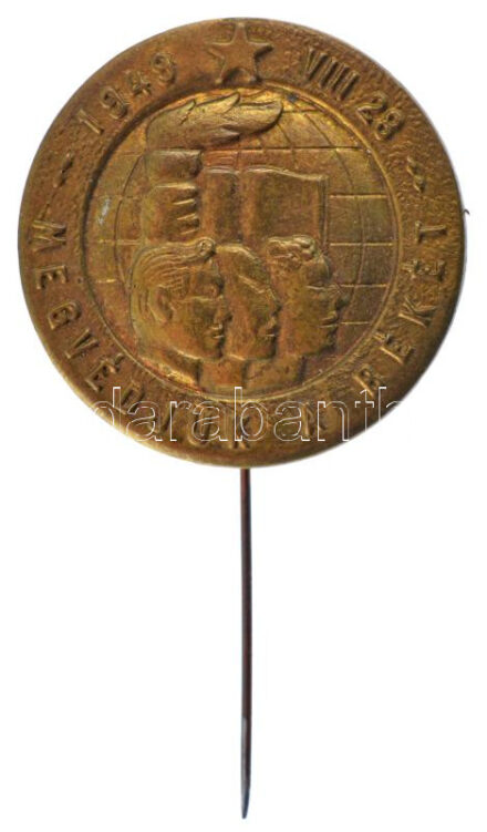 1949. 'Megvédjük a békét 1949. VIII. 28.' Az 1949-es Világifjúsági Találkozó bronz lemezjelvénye T:1