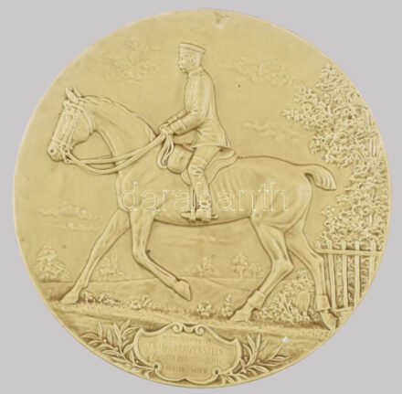 Josef Steidl Znaim Preimerleutenant Frh Reitzenstein zweiter im Distanzritte Berlin Wien feliratos, távlovaglás dísztányér. Jelzett, d: 45 cm