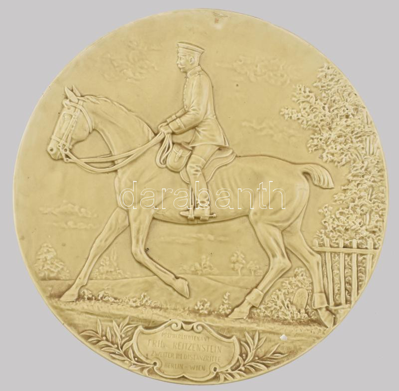 Josef Steidl Znaim Preimerleutenant Frh Reitzenstein zweiter im Distanzritte Berlin Wien feliratos, távlovaglás dísztányér. Jelzett, d: 45 cm