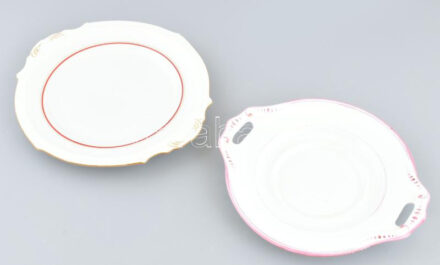 2 db kerek porcelán tálca, Royal Epiag Czechoslovakia, ill. jelzés nélkül. Kézzel festett, kopásokkal, 26x24 cm és 24,5x21 cm