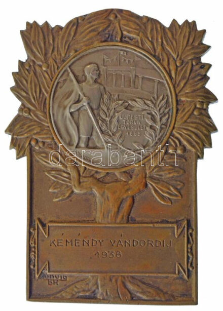 1938. 'Kéméndy Vándordíj 1938' bronz díjplakett (62x86mm) 'Újpesti Torna Egyesület 1885' ezüstözött bronz betéttel (35mm), mindét részén 'Ludvig' gyártói jelzéssel. Kéméndi Ernőről, az Újpest első atlétikai bajnokáról