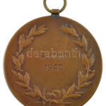 1940. 'Barátság - Szakmaközi Sakk Csapatbajnokság' kétoldalas bronz díjérem füllel, hátoldalán 'A. döntő 1940' gravírozással (38mm) T:1- - Image 2
