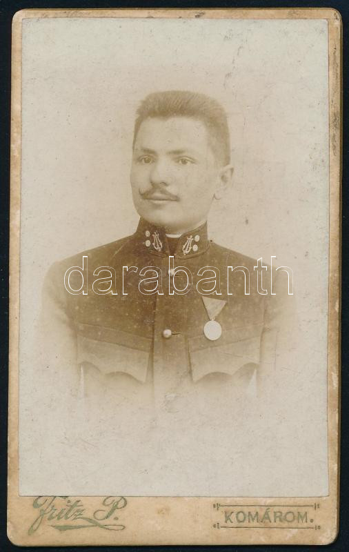 cca 1890 Katona zenész kitüntetésekkel Komárom, Fritz műterme vizitkártya