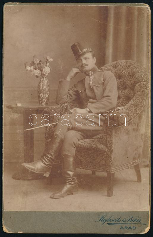 cca 1890 Katona karddal és kitüntetésekkel Arad, Stojkovits és Békés műterme. Sérült hátul Kabinetfotó