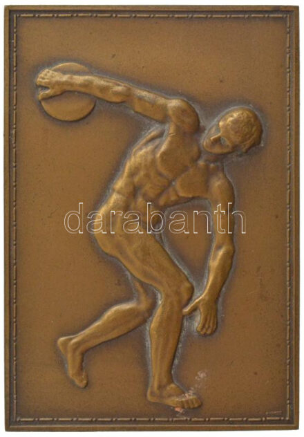 1932. egyoldalas bronz emlékplakett diszkoszvető ábrázolással, hátoldalán 'Első találkozásunk emlékére 1932. okt. 9. Vecsési Sport Club' gravírozással, 'Huguenin' gyártói jelzéssel (50x71mm) T:1-