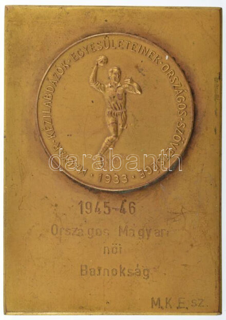 1946. 'Magyar Kézilabdázók Egyesületeinek Országos Szövetsége - 1933' bronz érem ráerősítve '1945-46 Országos Magyar női Bajnokság - M. K. E. sz.' gravírozású bronz plakettre. Ebben a szezonban a Csepeli MTK nyerte a nagypályán