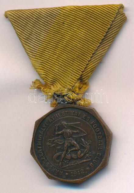 ~1930. 'Rákosszentmihályi Athletikai és Football Club 1912 (RAFC)' kétoldalas bronz díjérem sérült mellszalagon (33x33mm) T:1-,2