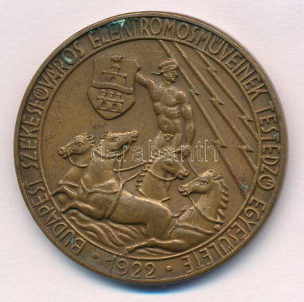 ~1930. 'Budapest Székesfőváros Elektromos Műveinek Testedző Egyesülete 1922' bronz sport díjérem (40mm) T:2 patina