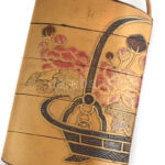 Inro Japán övre akasztható tároló eszköz. Faragott, lakkozott fa, kopott, rögzítése egy necukéval. Faragott csont 9 cm, 3x3 cm - Image 3