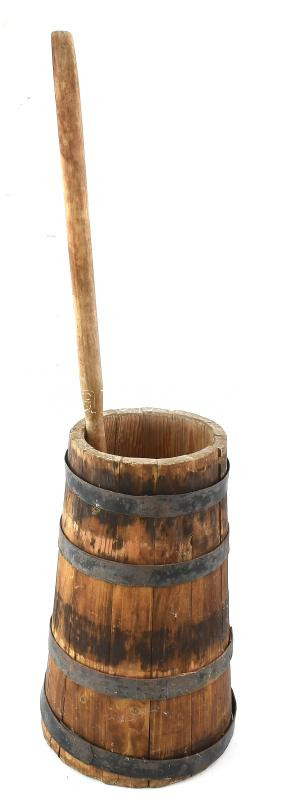 Hagyományos vajköpülő. Fa, fém vasalatokkal, korának megfelelő állapotban, m: 38 cm, nyél: 73 cm