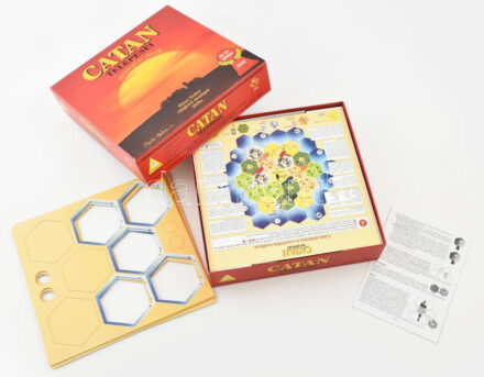 Catan telepesei. Klasszikus stratégiai társasjáték 3-4 fő részére. Magyar nyelvű, eredeti dobozában, tartozékaival, leírással (hiánytalansága nem ellenőrzött).