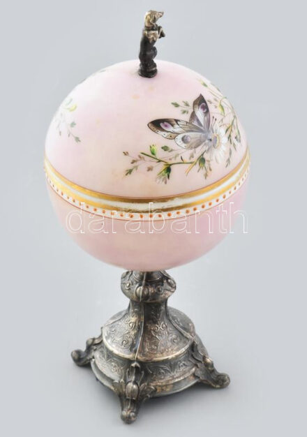 Cukorkás kehely. Rózsaszín üveg, kézzel festett, rajta ezüstözött pitiző kutya figura. Ezüstözött talppal.XIX. sz. Kopott. 30 cm
