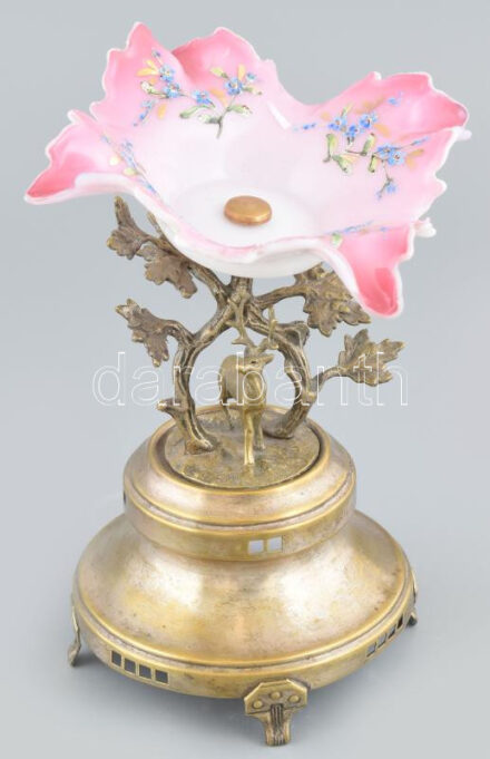 Jugendstil szarvasos kínáló, zománc festett üvegbetéttel. Kopásokkal, m: 20 cm