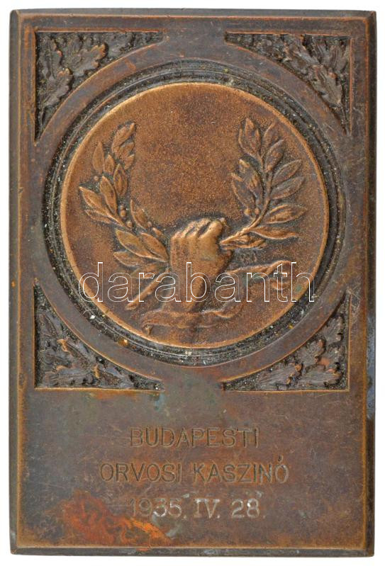 1935. 'Budapesti Orvosi Kaszinó 1935. IV. 28.' bronz emlékplakett (39x59mm) T:2