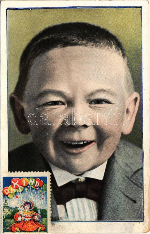 Circus, smiling dwarf (r)