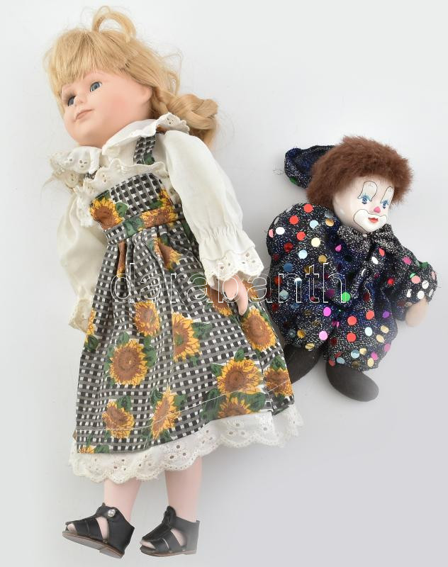 2 db porcelán/kerámia fejű baba: kislány napraforgós ruhában, jó állapotban, m: 40 cm + bohóc flitteres ruhában, fején kis mázrepedésekkel, m: 20 cm