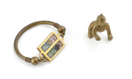 2 db réztárgy: karperec abalone berakással + keleti figura, m: 4 cm