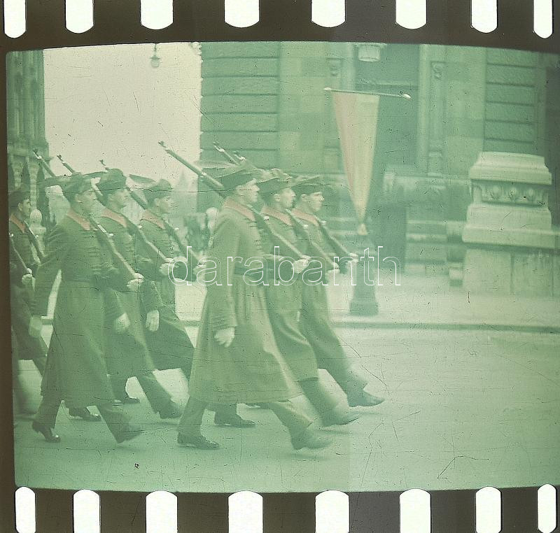 Katonák díszszemlén a Budai Várban, Agfacolor diapozitív, 3,5×3,5 cm