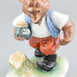 Herendi mézet cipelő maci (mackó, medve), kézzel festett, jelzett, hibátlan, m:14 cm