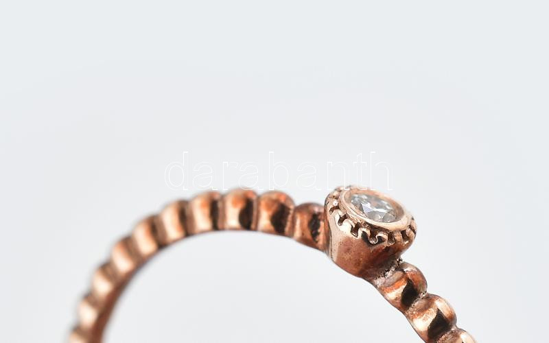 14k arany gyűrű, gyémánttal. brilliáns csiszolás, fehér m: 48, 0,76 g