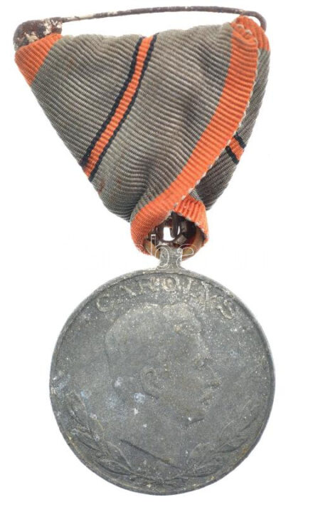 1918. 'Sebesültek Érme' cink kitüntetés egy sebesülés után járó mellszalaggal. Szign.: R. Placht T:2- oxidáció Hungary 1918. 'Wound Medal' zinc decoration with ribbon after one wounds. Sign.: R. Placht C:VF oxidation NMK 328.